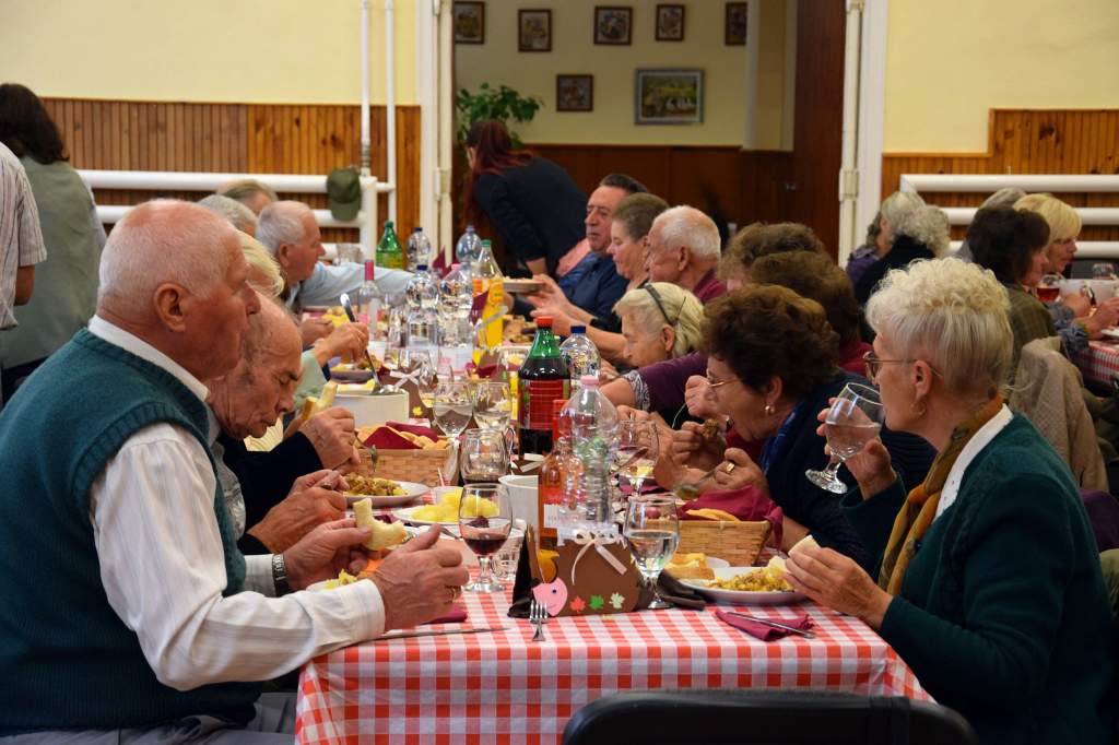 Petőfiszállás ebéddel és műsorral kedveskedett az időseknek