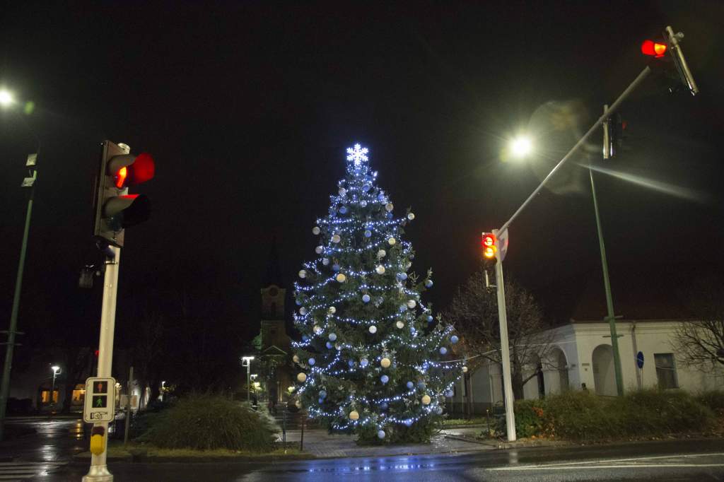 Szép karácsonyfa és díszkivilágítás gyönyörködteti a félegyháziakat 