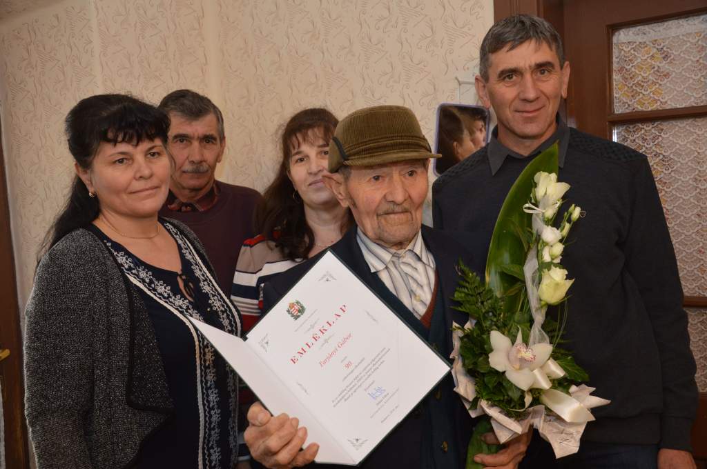Barátsággal fogadta a város köszöntését a 90 éves Gábor bácsi
