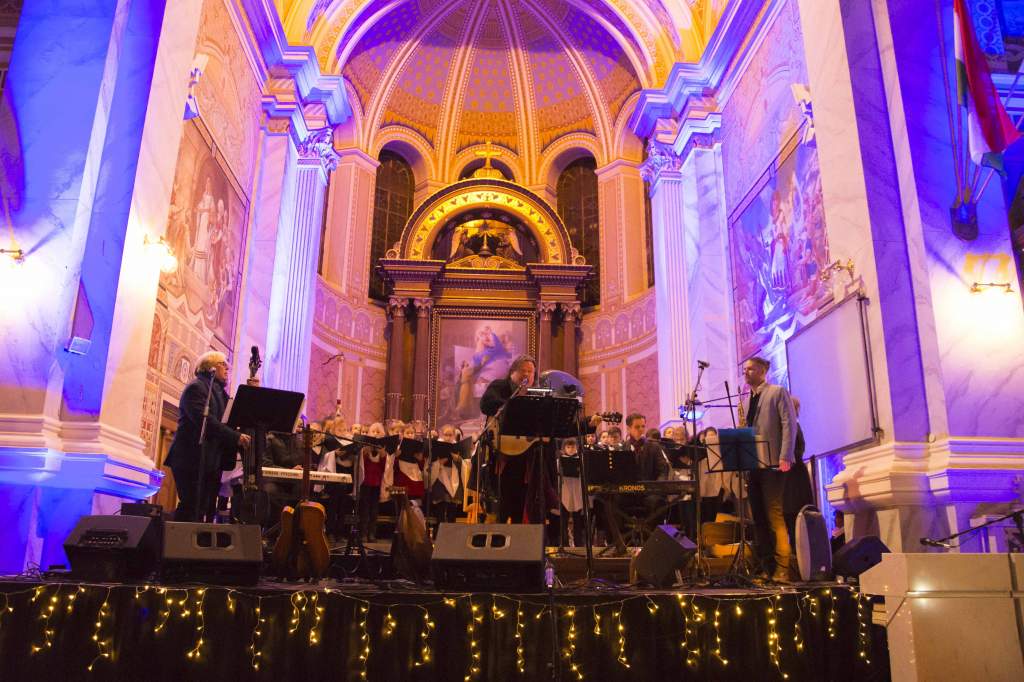 Szívmelengető karácsonyi koncertet adott a Ghymes zenekar 