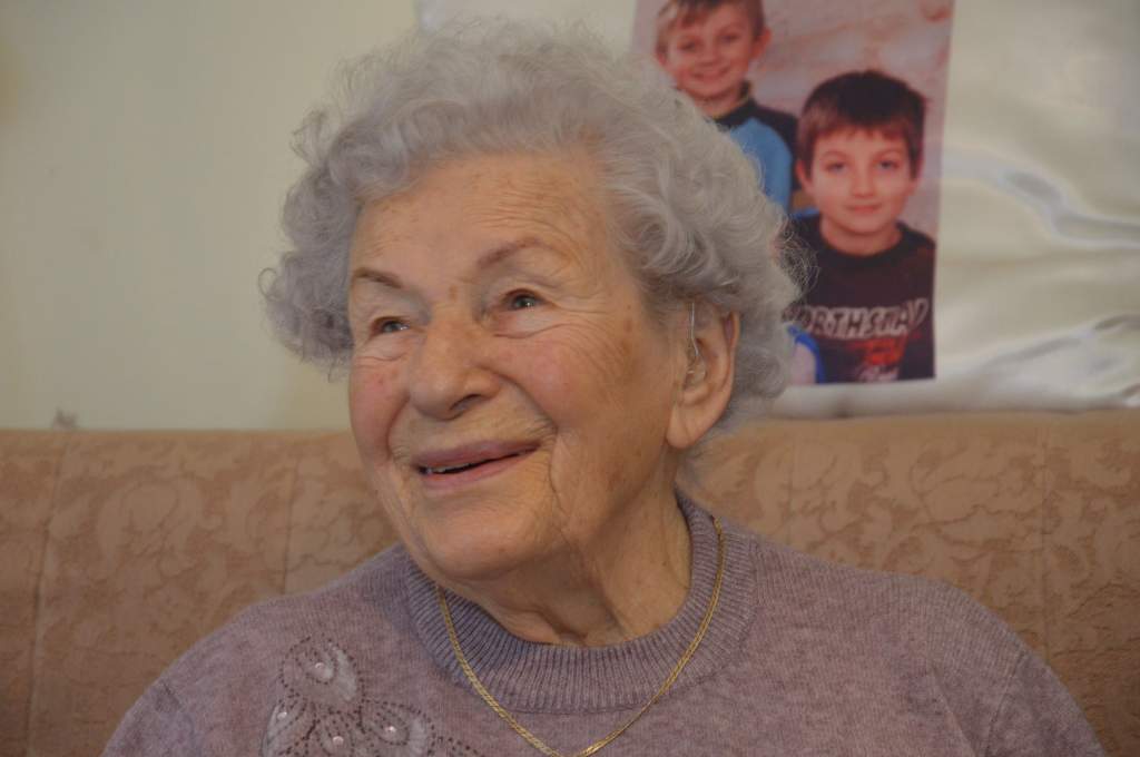 A 100 éves Ilonka néni használja ugyan a botot, de leginkább csak sétapálcának
