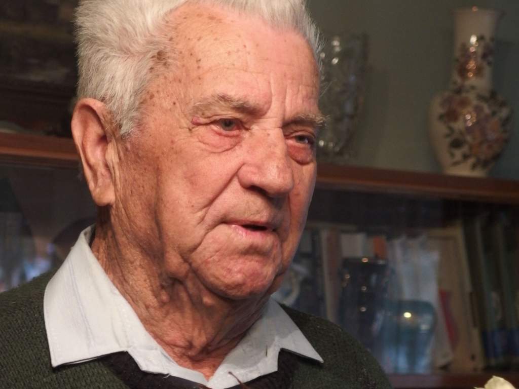 Tortát sütött saját, 90-dik születésnapjára