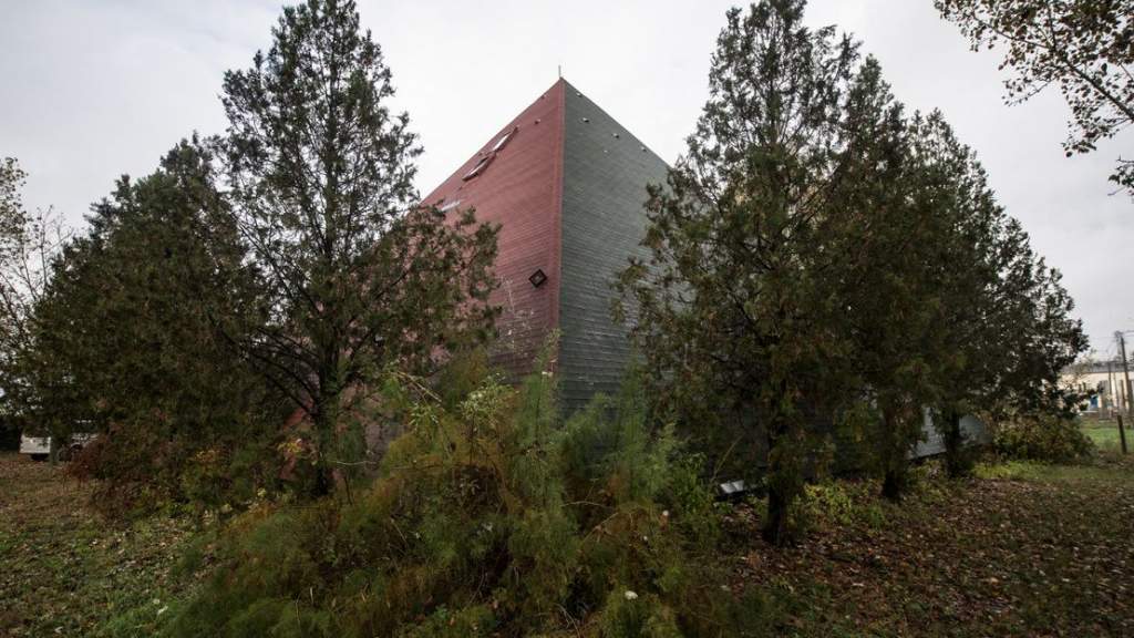 Titkos boszorkányszeánszokat is tartottak az alföldi piramisdiszkóban