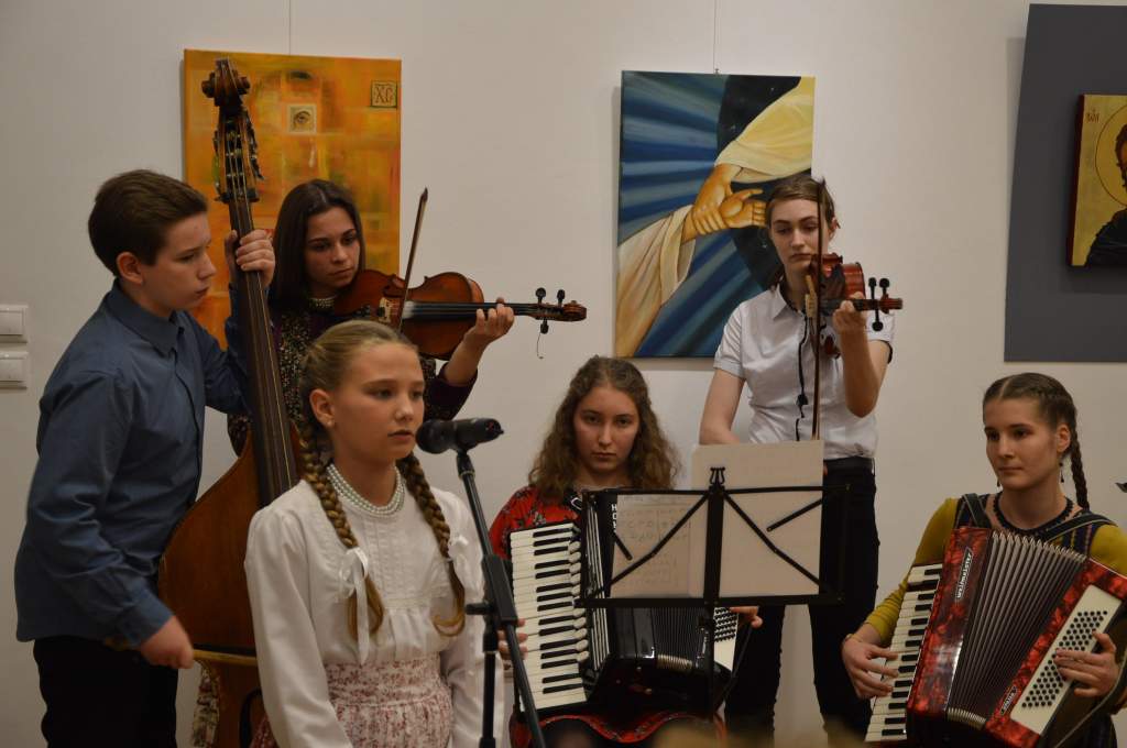 A Kiskun művészeti iskola diákjai koncerteztek a könyvtárban