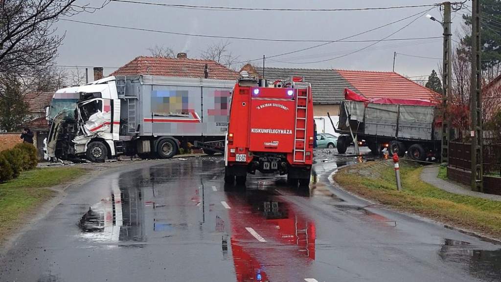 Két kamion ütközött Tiszaalpáron