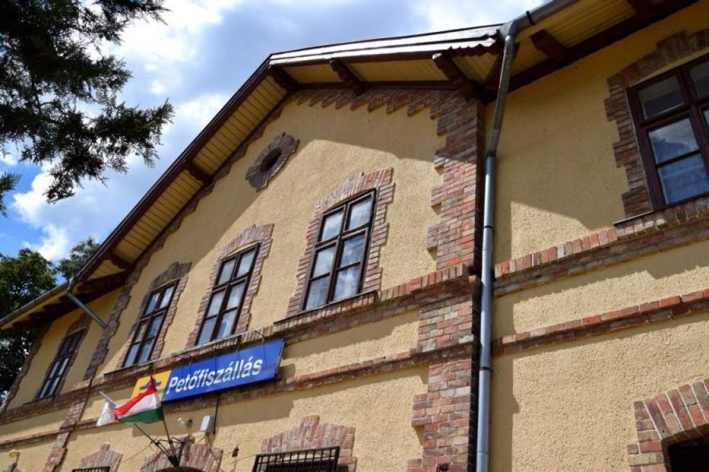 Átadták a felújított MÁV épületeket Petőfiszálláson