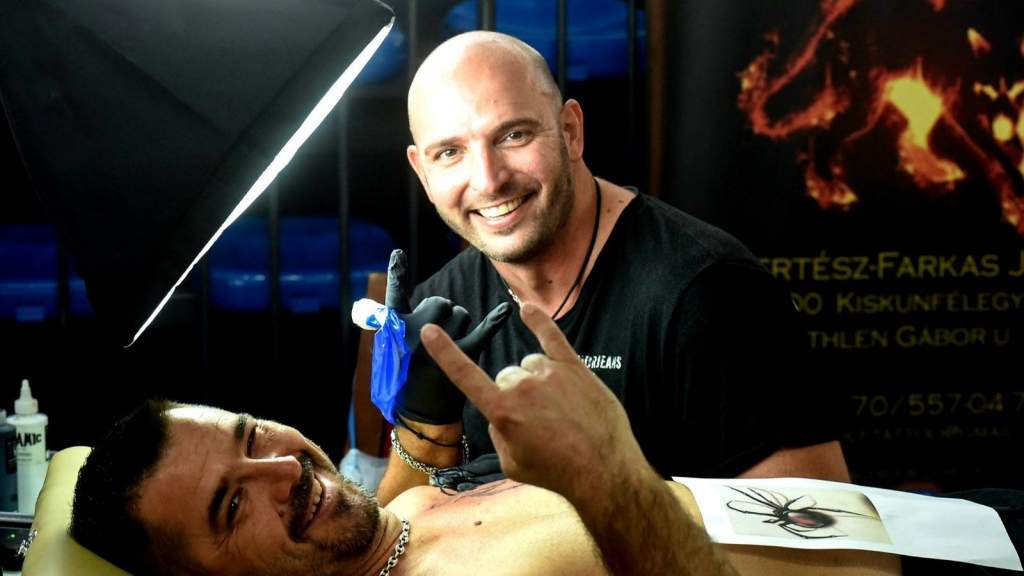 Tetoválóművész a világ körül