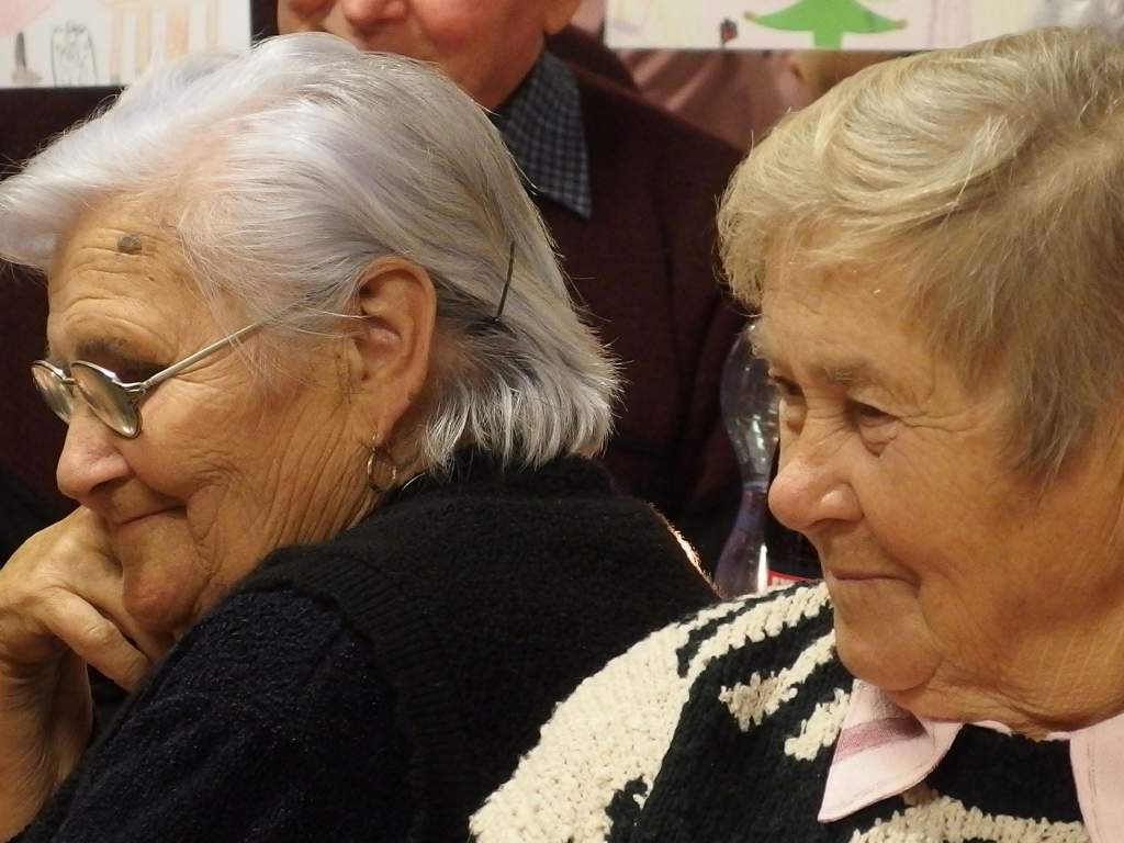 A legkisebbek is köszöntötték a külterületi nyugdíjasokat