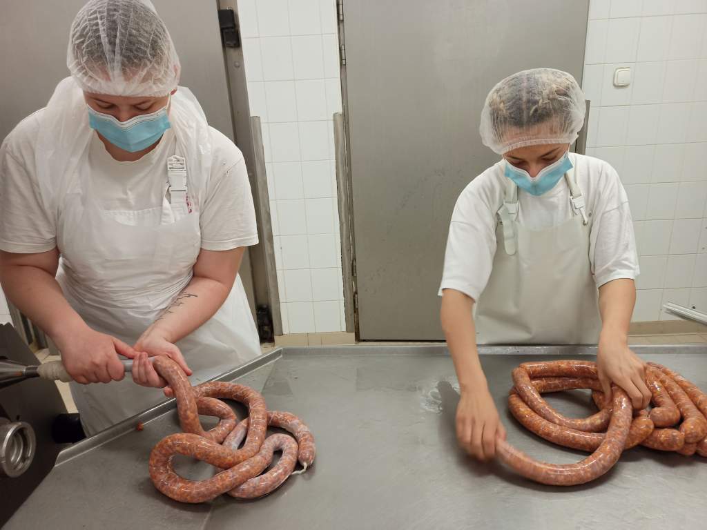 Öt diáklány tett sikeres húsipari technikusi vizsgát a Mezgében