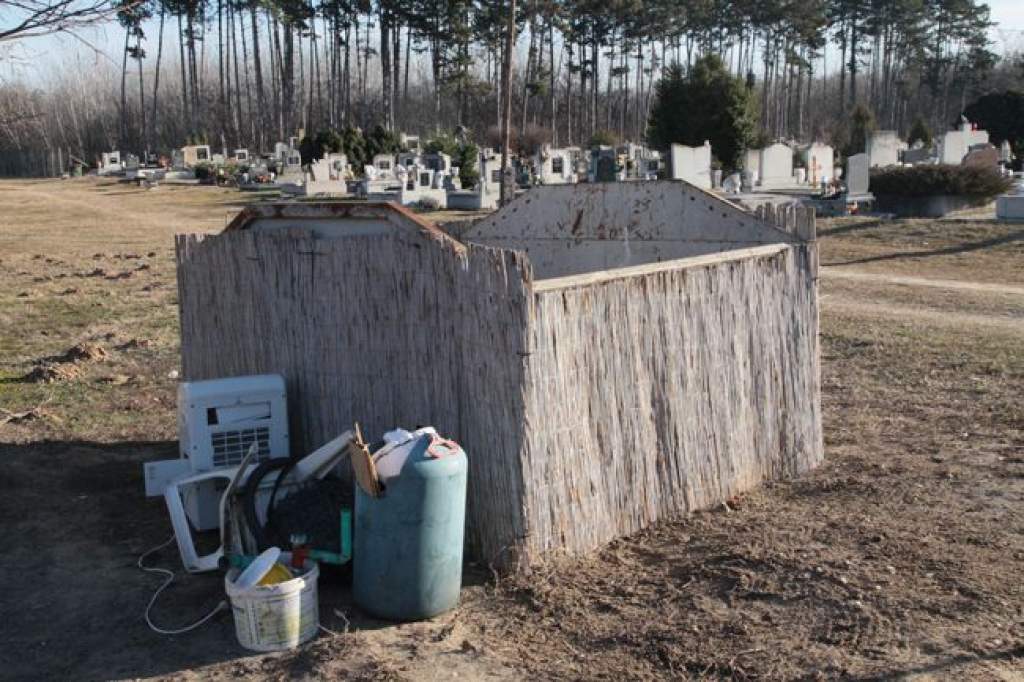 Illegális szemétlerakó a temetőben