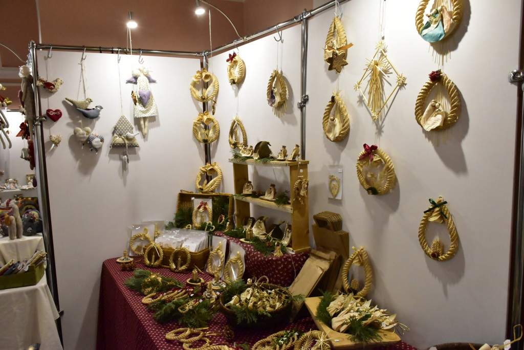 Megnyitott az adventi kézműves kiállítás és vásár