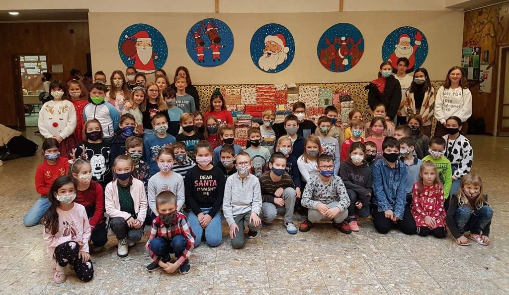 Szeretetcsomagokkal szépítették meg sok gyermek karácsonyát a platános diákok