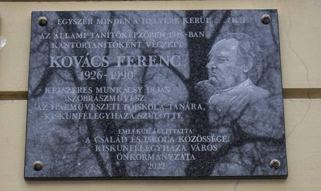 Kovács Ferenc szobrászművész emléktábláját avatták fel a PG-ben