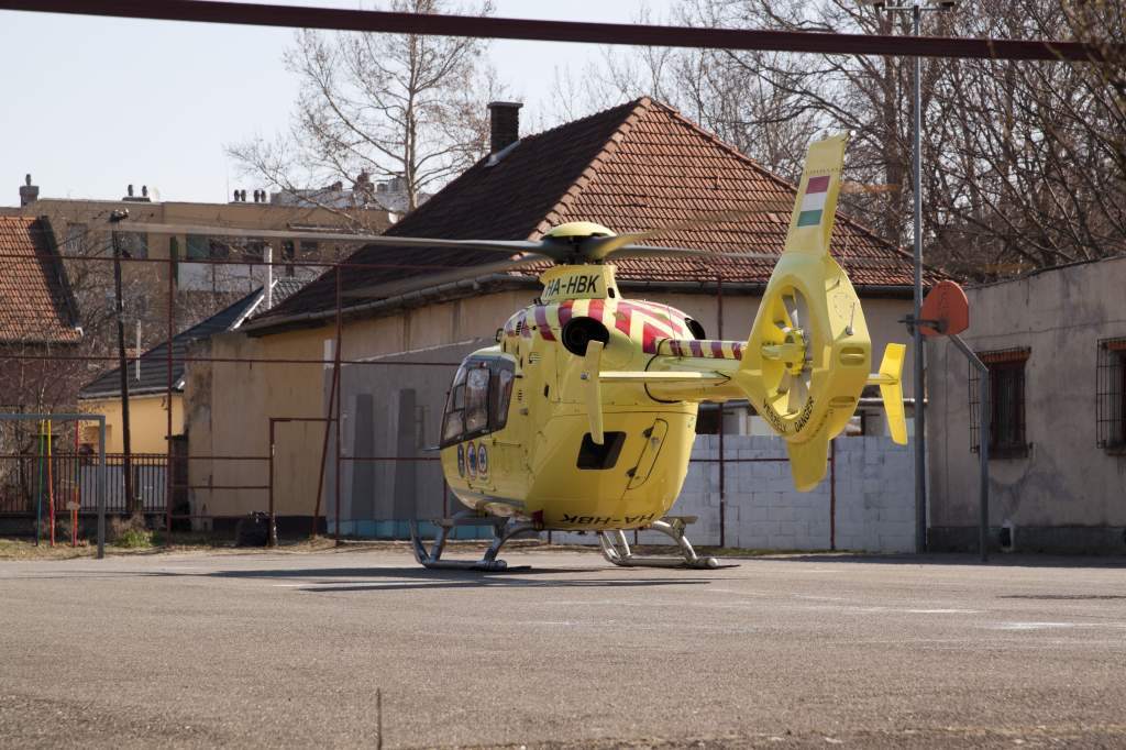 Mentőhelikopter-leszálló az iskolaudvarban