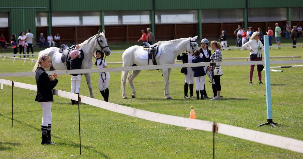 Félegyházi lovasok versenyeztek Jászkarajenőn