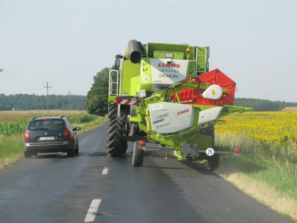 Figyeljünk a mezőgazdasági gépekre az utakon!