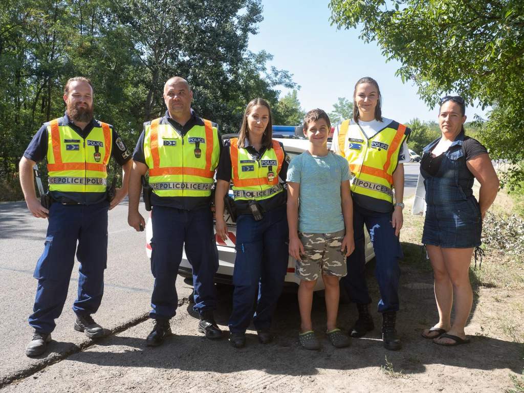 Közlekedési rendőrök segítették a "limonádés" kisfiú munkáját