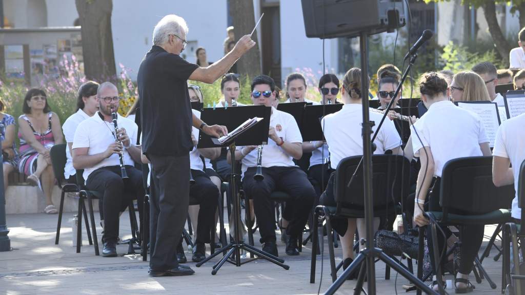 Fiatal fúvósok koncerteztek a Béke-téren