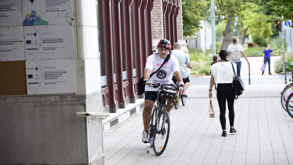 Városunkban járt Zelei József világkerékpáros békenagykövet