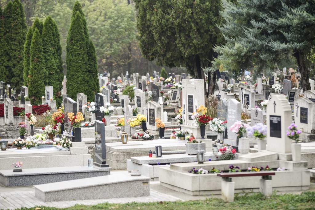 Amikor a temetők felékesülnek