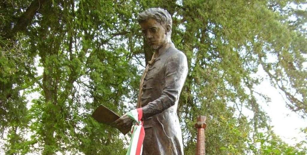 A közadakozásból készült Petőfi-szobor ma is Fehéregyházán áll