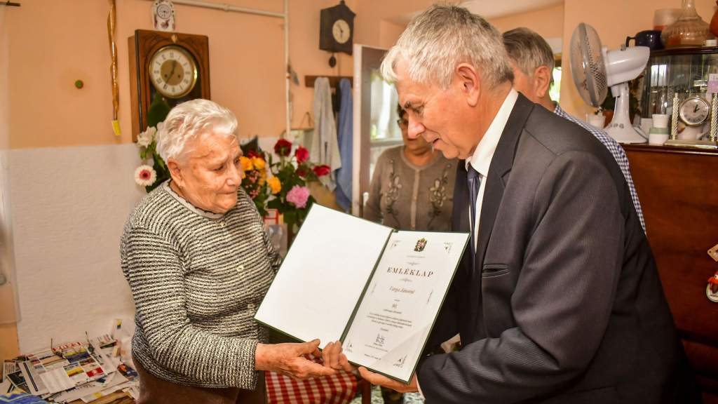 Szűk családi körben köszöntötték Varga Jánosnét 90. születésnapja alkalmából
