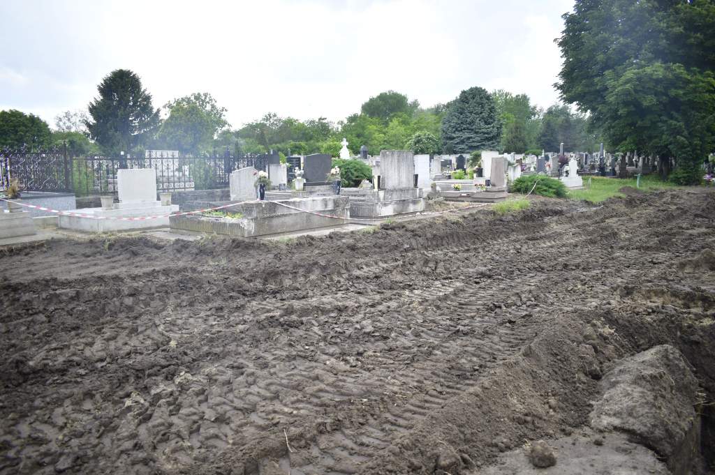 II. világháborús hősök sírjait exhumálták a Felsőtemetőben