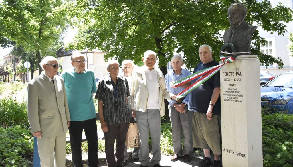 Fekete Pál országgyűlési képviselő szobránál találkoztak az egykori osztálytársak