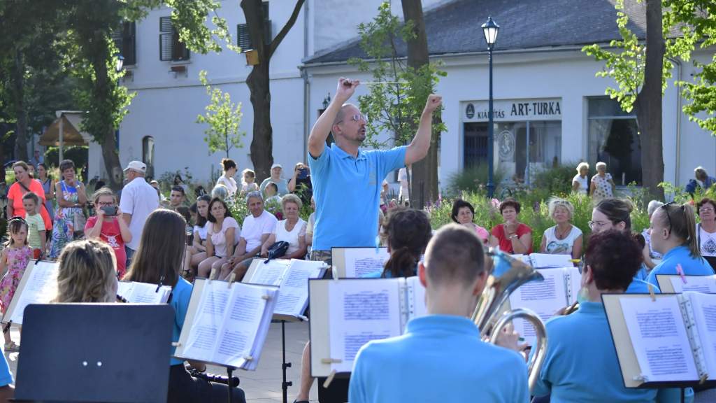 A Kiskunfélegyházi Koncert Fúvószenekar zenélt a Béke-téren