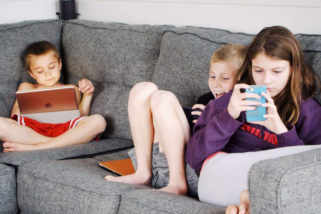 A gyerekek naponta átlagosan 7 és fél órát töltenek az online térben
