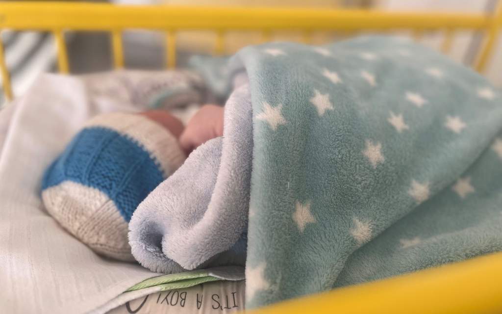 Egészséges újszülöttet találtak a megyei kórház főbejáratánál