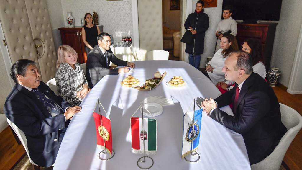A kirgiz nagykövetet fogadta Csányi József polgármester