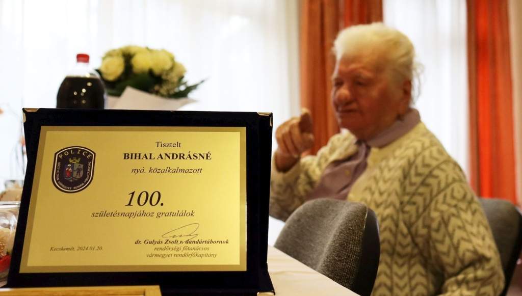 100. születésnapján köszöntötték a nyugdíjas rendőrt