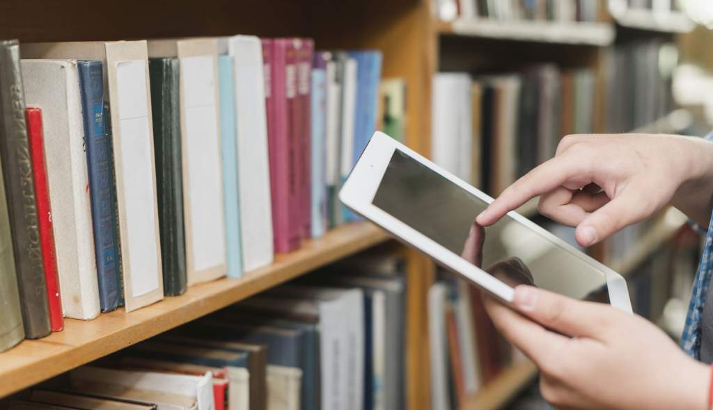 Könyvtársarok – Az olvasók „zsebükben/kezükben” tarthatják könyvtári ügyeiket