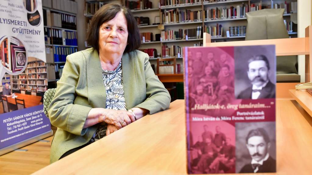 Könyvvel tiszteleg a Mórák tanárai előtt a Móra Ferenc Közművelődési Egyesület
