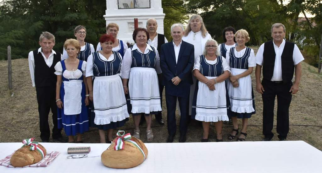 Mert hol kenyeret szentelnek, ott bizony emlékeznek