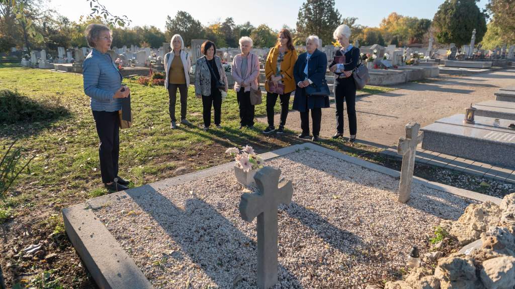 Temetőkerti sétát szervezett a Móra Ferenc Közművelődési Egyesület