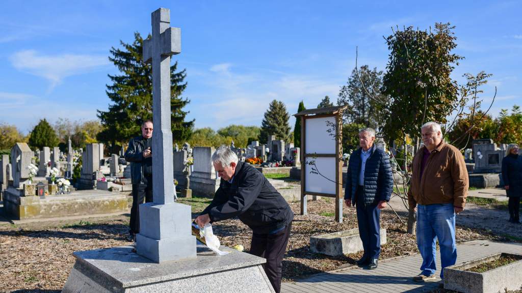 Halottak napi megemlékezést tartottak a világháborús hősök tiszteletére