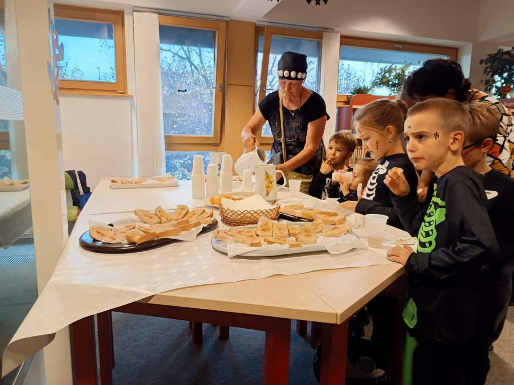 Halloweeni bulit tartottak a könyvtárban