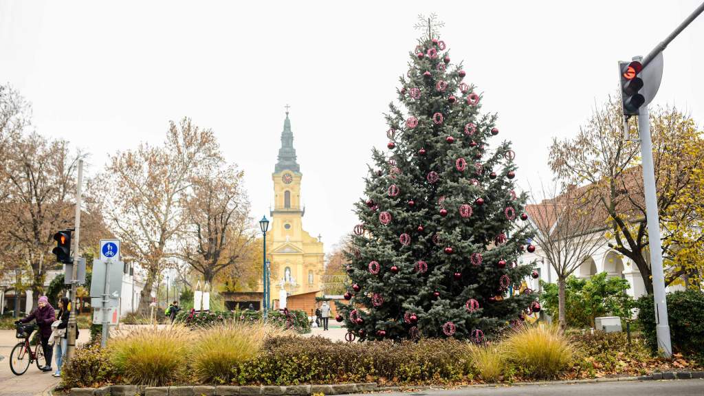 Teljes adventi díszben a főtér