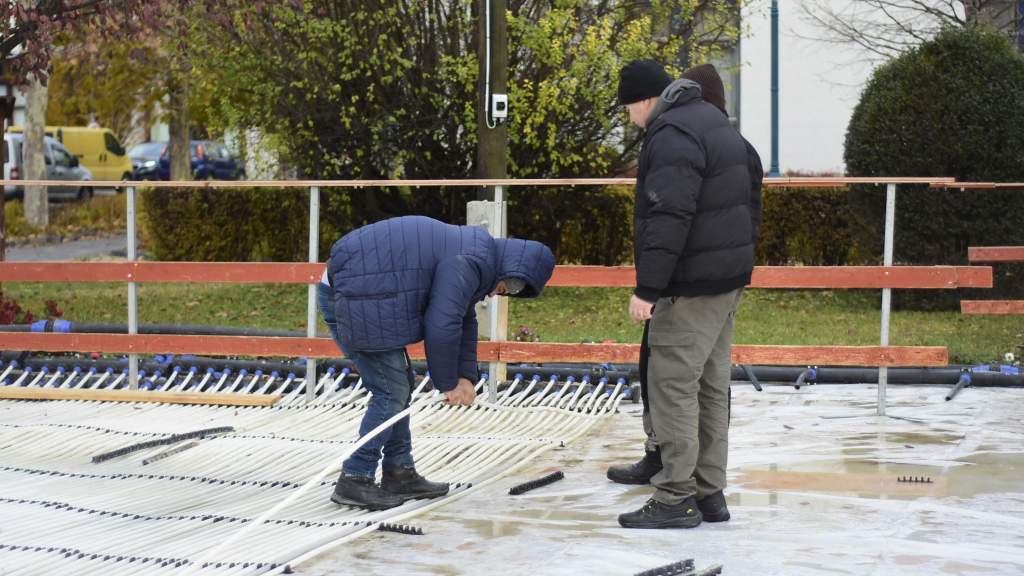 Már folynak a jégpálya előkészületei