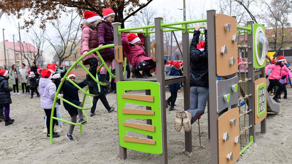 Átadták a kibővített játszóteret a Platán Utcai Általános Iskolában  