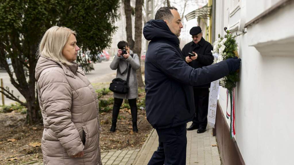 Koszorúzási ünnepséget tartottak Kiskunfélegyházán a Petőfi emlékháznál