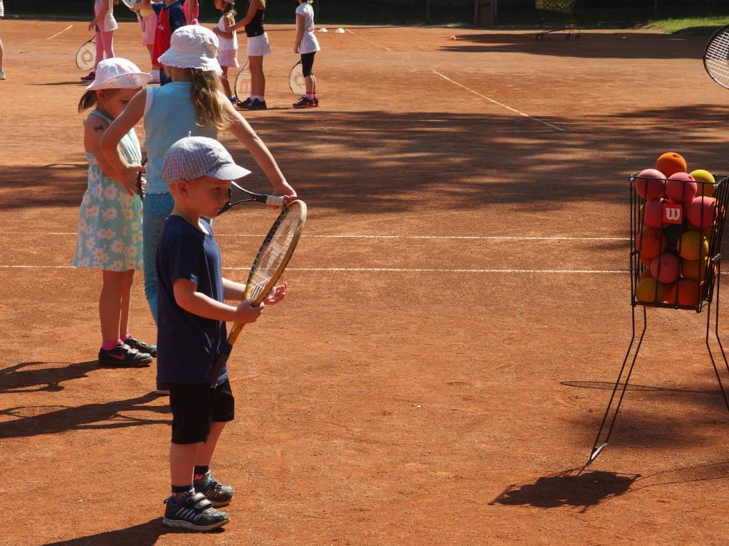 Könnyedén tanulnak teniszezni a fiatalok 