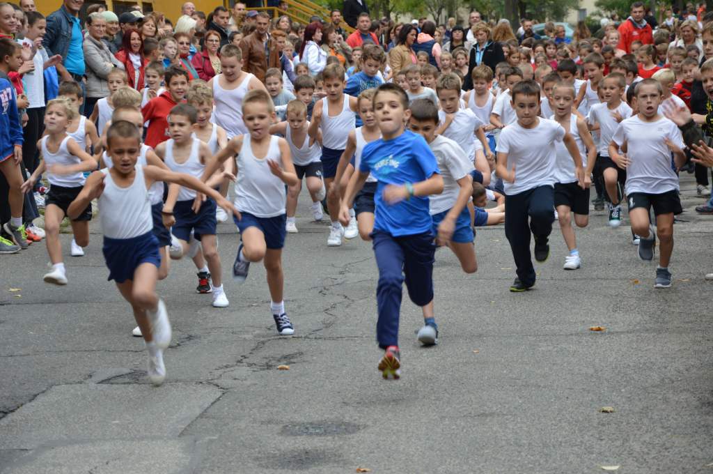 Mintegy ezer gyerek nevezett a lakótelepi futóversenyre
