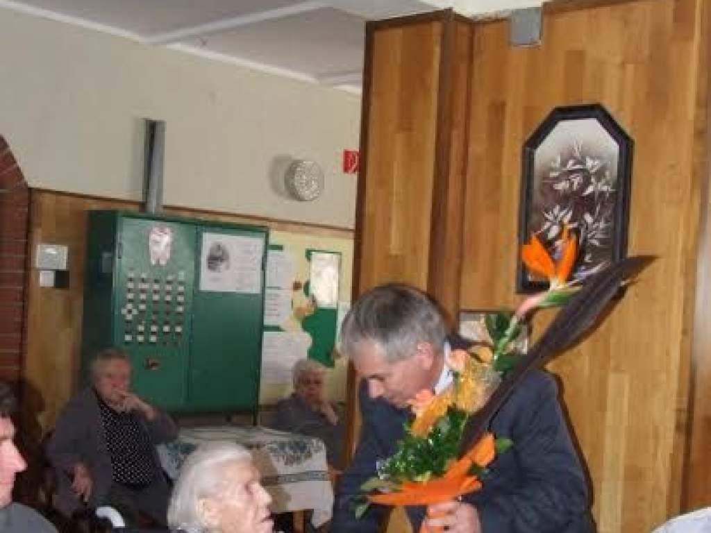 Lakótársai és gondozói műsorral köszöntötték a 103 éves Rózsika nénit