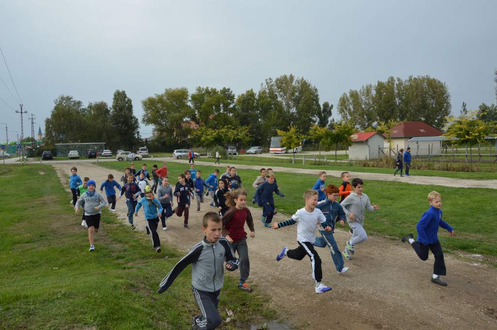 Diákok százai a mezei futóversenyen