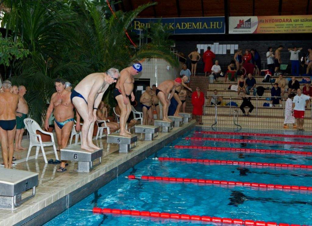 Szenior úszóverseny Szarvason