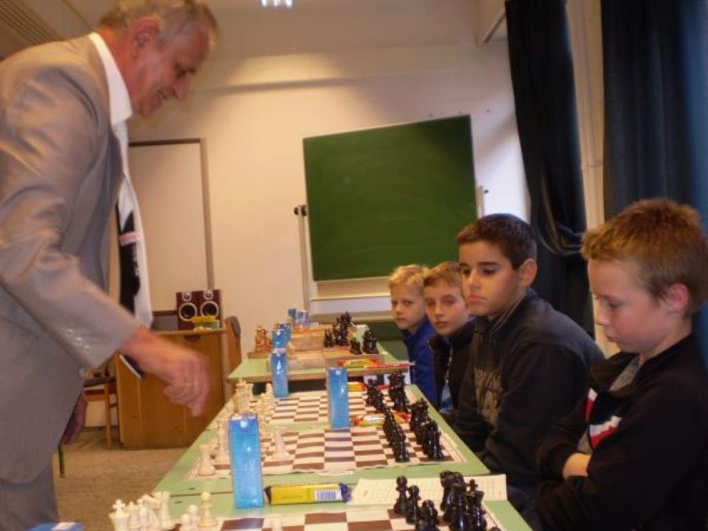 Sikerrel folytatódott a szimultán sakkverseny