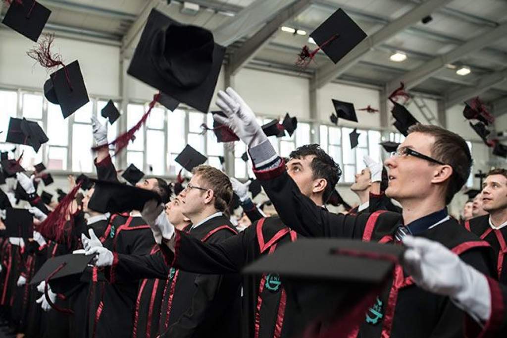 Megkapták diplomájukat az ország első, duális képzésben végzett hallgatói Kecskeméten